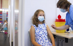 疫情緩和 英國擬推遲5至11歲兒童疫苗接種
