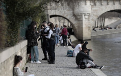 收緊防疫措施 巴黎警方強制疏散塞納河畔民眾