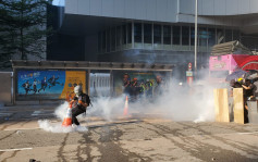 【七区集会】金钟示威者冲出夏慤道 警方施放催泪烟驱散