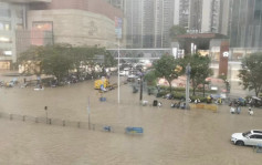 深圳「橙雨」多区水浸 商场楼梯变瀑布