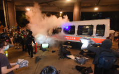 黃大仙有示威者向警員投擲物品 防暴警舉黑旗後放催淚煙