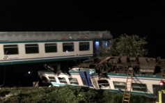 意大利火车撞货车脱轨 至少2死18伤