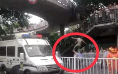 重慶一男子行人天橋跳下 警員徒手接住