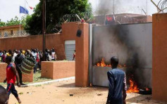 尼日尔示威者怒砸法使馆 非洲领袖威胁对政变军人动武