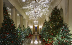 梅拉尼娅布置白宫圣诞装饰 红色「美国宝藏」成主题
