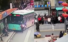 江蘇有巴士失控衝向站台 兩人被捲入車底幸無生命危險