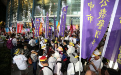 世大運揭幕 反年改團體場外抗議阻選手進場