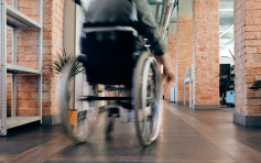 【維港會】4頑童診所內玩輪椅病人氧氣管 家長懶理：我睇唔到喎