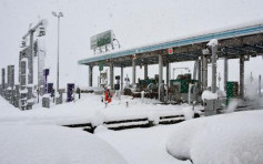 日西部持续大风雪逾200汽车被困公路   