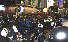 【旺角遊行】旺角防暴警察制服約十多名示威者