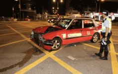 葵涌的士撞私家车5伤送院