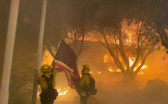 加州山火未受控 消防员抢救国旗被赞真英雄