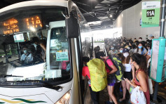 数以百计市民排巴士入大澳 东荟城人潮不断