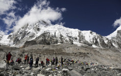 尼泊尔规定爬珠峰自备冀便袋  把排泄物带回基地营处理