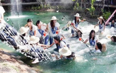 吊桥塌下泰国30名选美佳丽掉进池塘 3人受伤