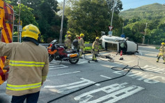 元朗坳頭私家車與的士相撞翻側 乘客被困2人受傷