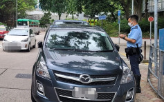 東九龍警打擊違泊 發逾2千張牛肉乾拖走7車