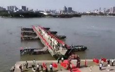 舟桥装备造成「鹊桥」 40抗疫抗洪官兵办集体婚礼 