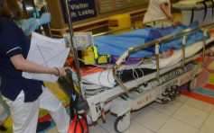 台湾醉娃九龙站酒店平台堕地 颈脚受伤清醒送院