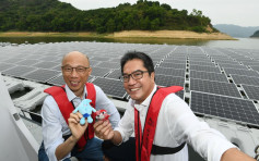 【有片】兩個局長「行孖咇」 參觀水塘浮動太陽能發電板