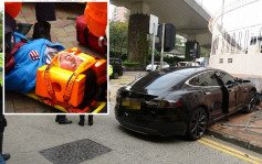 亞皆老街Tesla疑衝燈撞車剷行人路 3途人受傷清醒送院