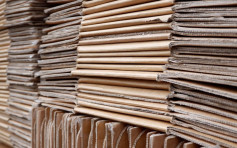 西班牙涉走私萬噸紙皮廢紙到亞洲圖利 警拘42人