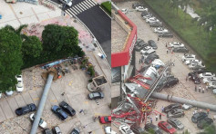 东莞巨型广告牌突倒塌 十多辆车遭压毁