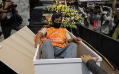 違「口罩令」瞓棺材5分鐘代罰款 印尼東部城市做法惹爭議