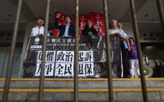 吴文远掟食物案审前覆核　支持者庭外示标语声援