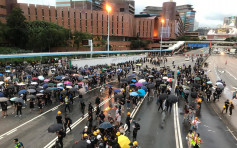 【堵塞紅隧】示威者紅隧口設路障 來往九龍及港島交通一度癱瘓