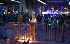 防暴警察大围发射多枚催泪弹 示威者疑纵火焚烧路障