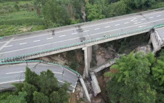 四川高架桥才11年「一大片断裂垮塌」！ 车辆遭吞没自燃