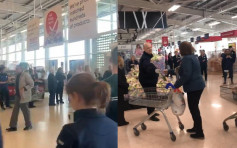英超市特設醫護優先購物時段 員工列隊拍掌送花致敬