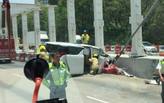 屯門公路私家車失控撞水馬 被困司機救出送院 