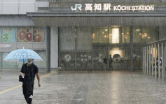 玛娃挟风带雨逼近日本 当局吁数万人撤离