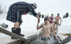 俄东正教徒跳冰河庆祝主显节 盼健康好运