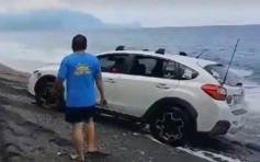 40辆车被困沙滩再遇潮涨 车友义务救援拖离海面