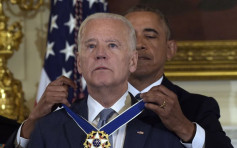 拜登获授总统自由勋章洒泪　奥巴马赞实至名归