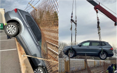 美國女子泊車時誤踩油門 衝破鐵絲網倒插路軌