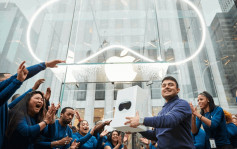 蘋果Vision Pro美國正式開賣 庫克親到紐約旗艦店 員工夾道迎果迷