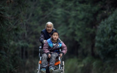 桂林七旬妇每天推脑瘫孙儿上学 日行24公里