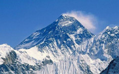 尼泊爾勘探員攀珠穆朗瑪峰 量度是否變矮
