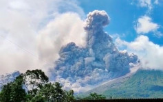 印尼默拉皮火山爆发 火山云高7公里 居民暂毋须疏散