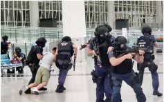机场反恐演习模拟恐怖分子斩人放炸弹 200警参与