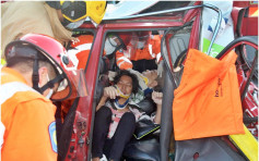 九龍塘旅巴猛撼的士 兩人被困獲救後送院