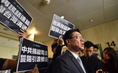 香港众志成员向李家超抗议 一度与警员推撞