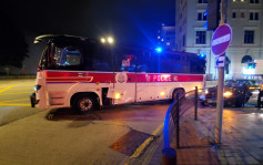 尖沙咀PTU战术巴士踫撞私家车 疑转线偏差出事  车身同损毁无人伤