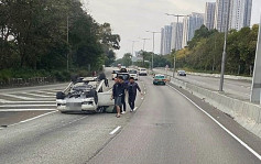 天水圍私家車失控翻側  三人自行脫險