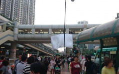 【修例风波】市民葵涌广场外举行放映会 播放「雨伞运动」影片