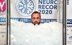 為癌童籌款 法國「冰人」浸冰逾2小時35分破世界紀錄